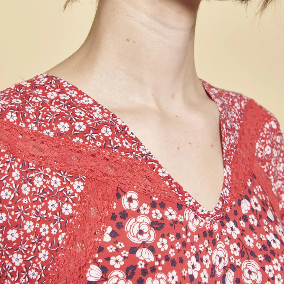 Robe fluide courte imprimé floral rouge en viscose