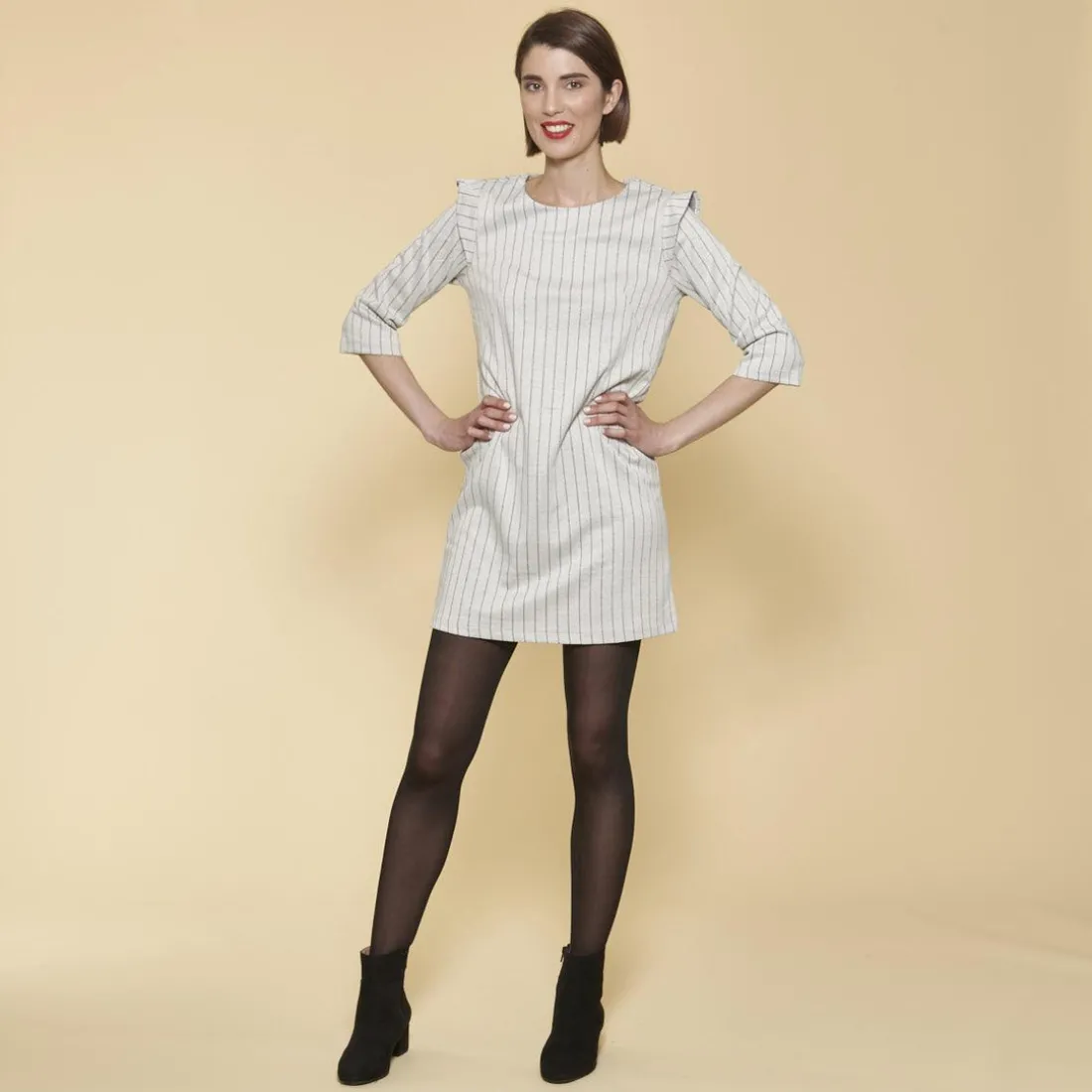 Robe manches 3/4 volants sur épaules femme - écru blanc
