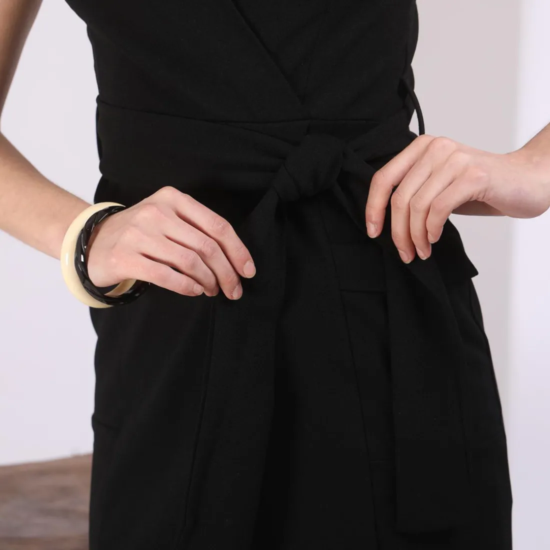 Robe portefeuille ceinturée unie noir