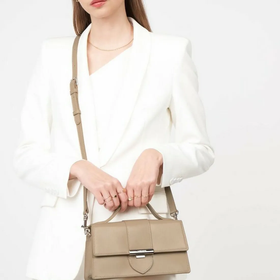 Sac baguette à rabat avec fermoir M Paris Ily beige foncé en cuir