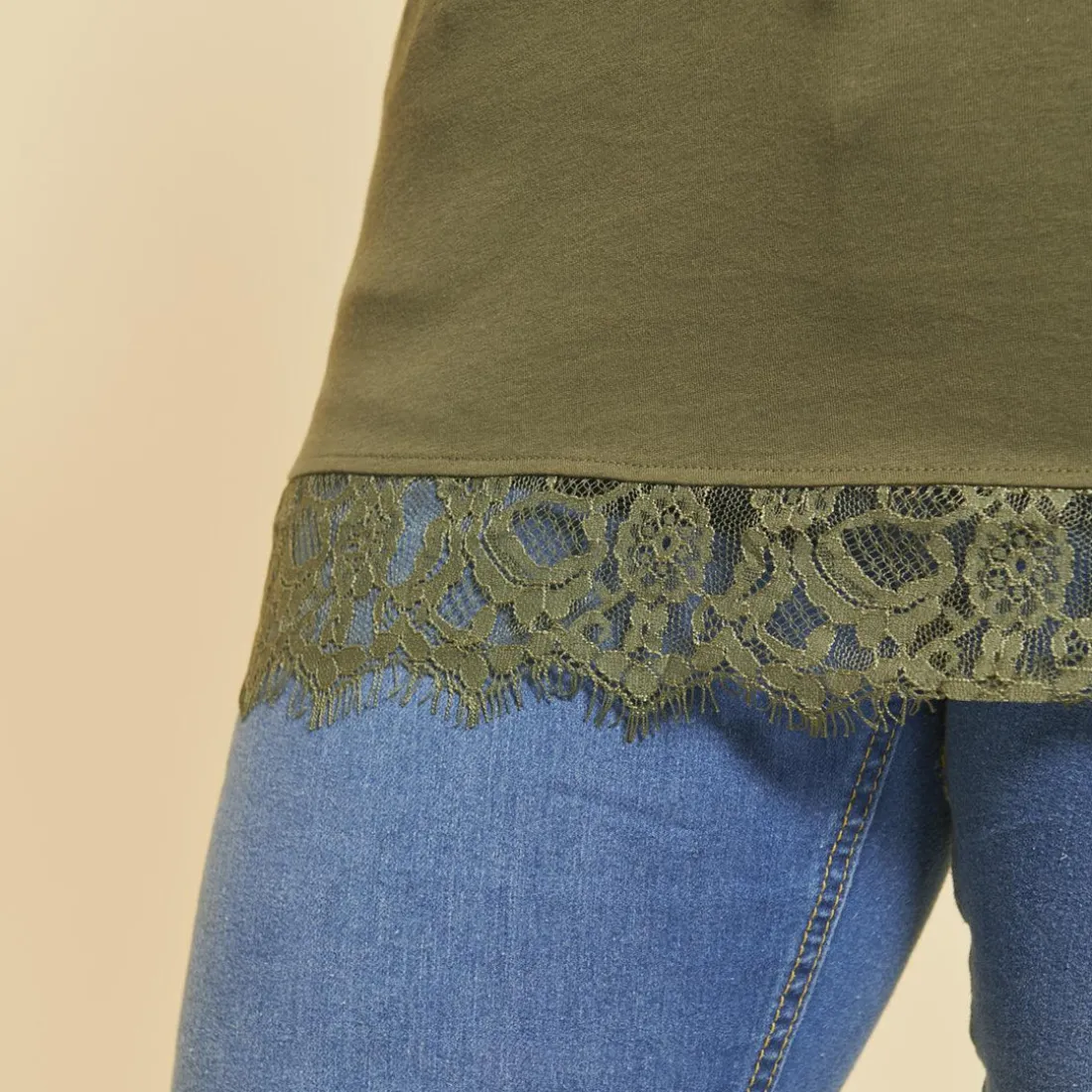 Tee-shirt col V manches 3/4 dentelle sur épaules et base femme - Kaki en coton