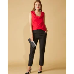 Top sans manches avec encolure drapée rouge